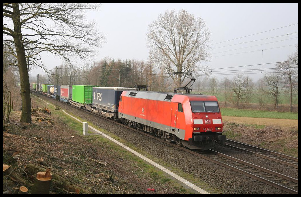 DB 152104-6 erreicht hier am 23.3.2019 um 9.40 Uhr mit ihrem LKW Trailer Zug die Landesgrenze Niedersachsen und ist in Richtung Osnabrück unterwegs.