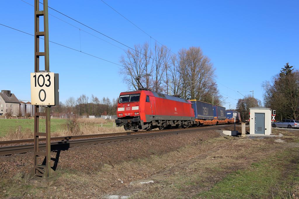 DB 152105-3 passiert hier auf dem Weg in Richtung Ruhrgebiet an der Leedener Mühle am 14.2.2019 um 14.12 Uhr den BÜ 103. Einst stand hier der kleine fotogene Posten 103!