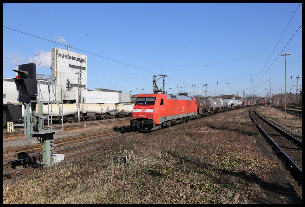 DB 152155-8 erreicht hier am 2.3.2022 um 11.06 Uhr mit einem gemischten Güterzug auf der Fahrt in Richtung Hagen in Westfalen den Bahnhof Schwerte an der Ruhr. Im Hintergrund die Werkanlagen des Gusseisen Betriebs Hundhausen, einem Zulieferer für die Autoindustrie.