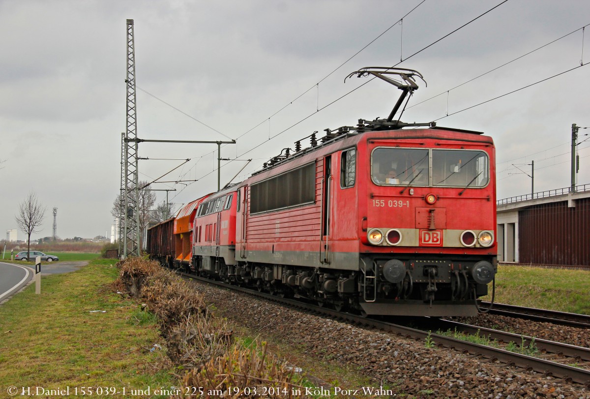 DB 155 039-1 und 225 117 Railion mit G�terzug in K�ln Porz Wahn, M�rz 2014.