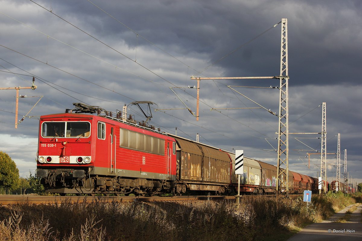 DB 155 039-1 mit G�terzug in Dedensen G�mmer, Oktober 2016.