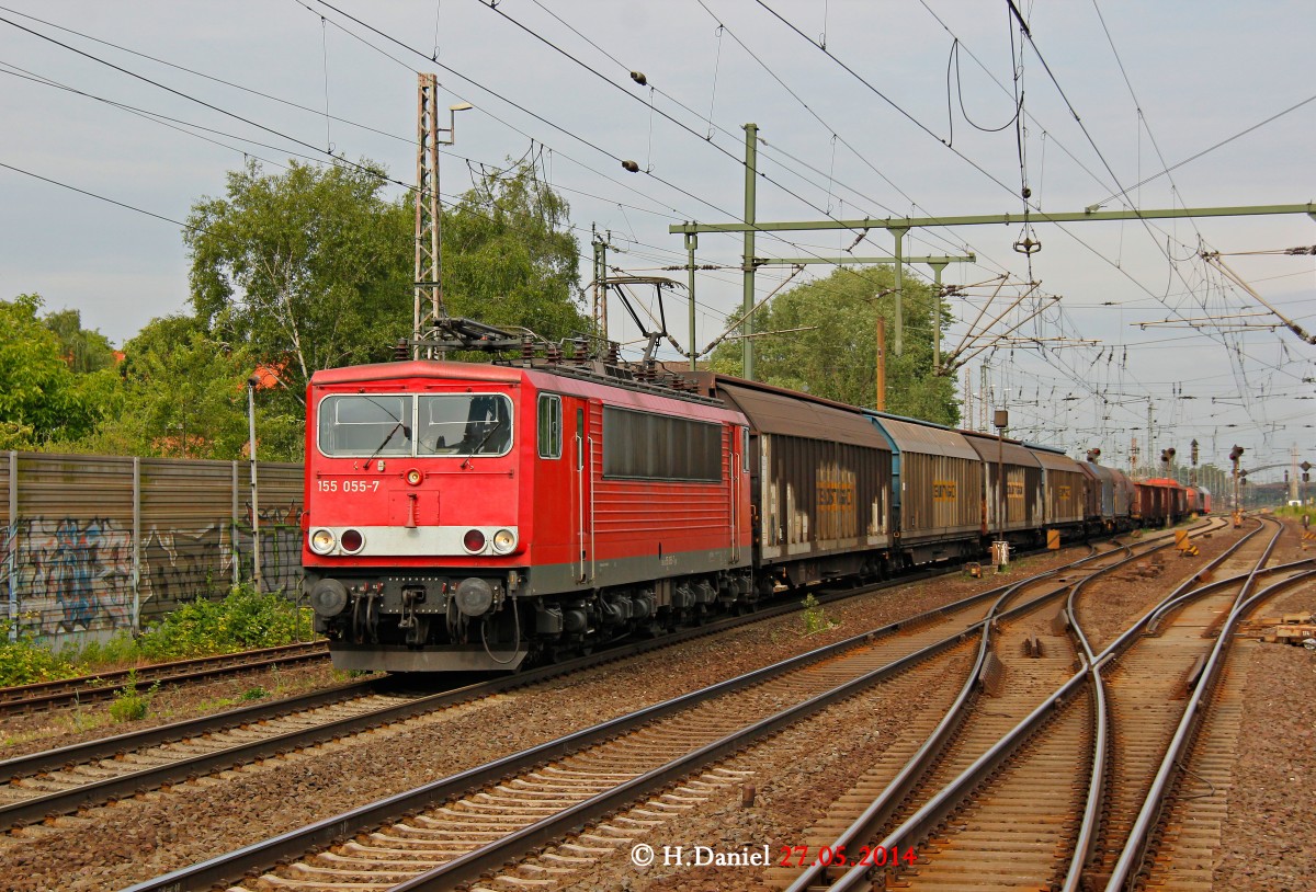 DB 155 055-7 mit G�terzug in Hannover Linden Fischerhof, Mai 2014.