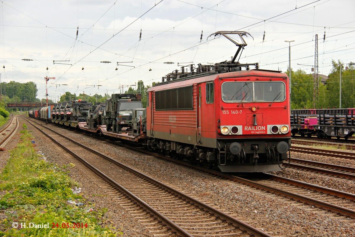 DB 155 140-7 Railion mit einem Milit�rzug in D�sseldorf Rath, Mai 2014.