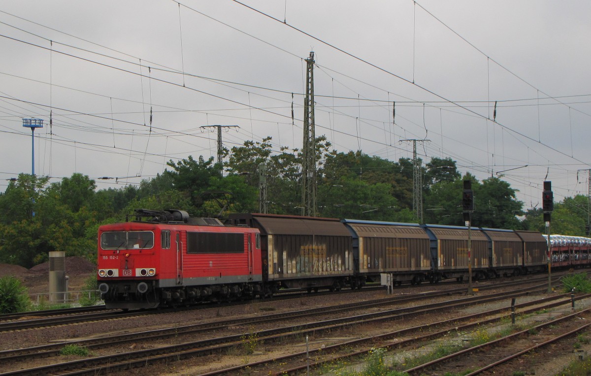 DB 155 152-2 mit einem gemischten Güterzug Richtung Hasselbachplatz, am 30.07.2014 in Magdeburg Hbf.