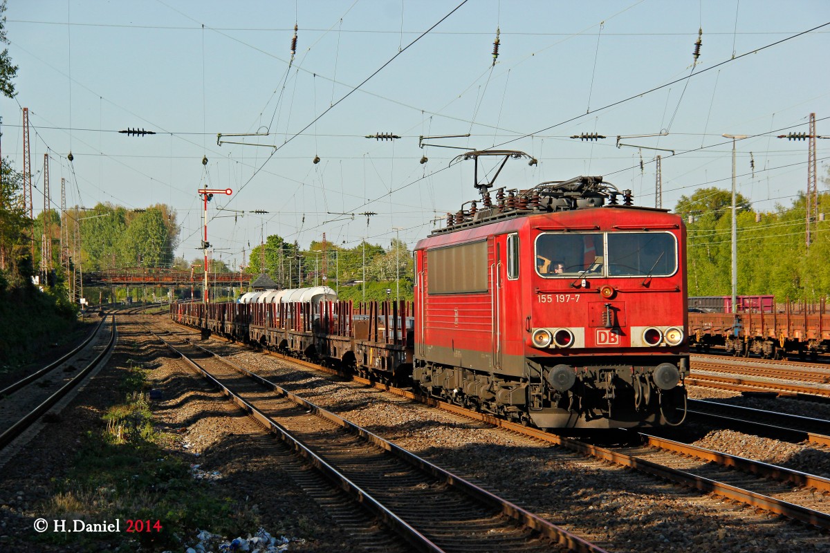 DB 155 197-7 mit Stahlzug in D�sseldorf Rath, April 2014.