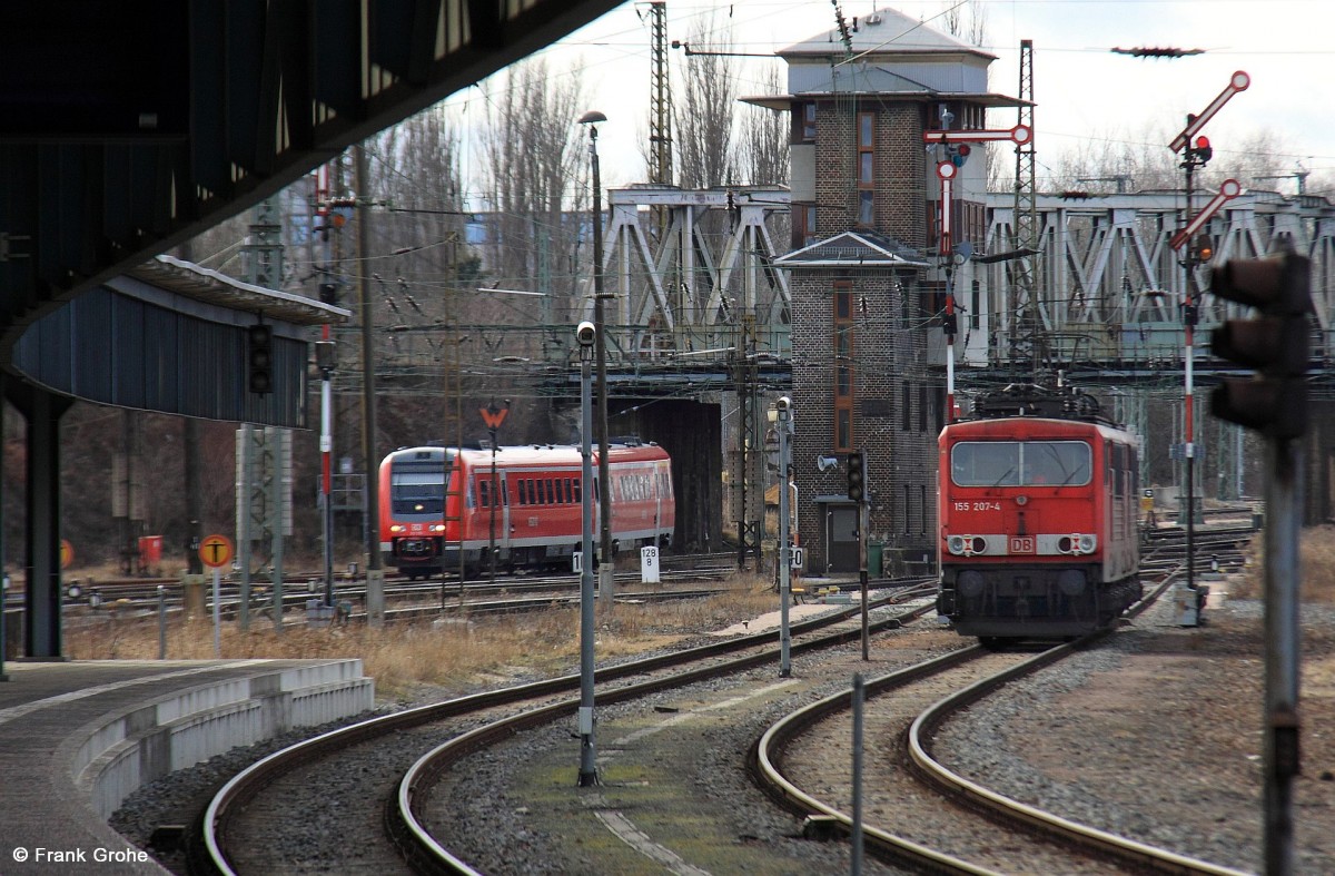 DB 155 207-4, ex DR 250 207-8 (Bj. 1983, LEW Hennigsdorf) bei Ausfahrt als Lokfahrt Richtung Werdau --> hinten fährt gerade DB 612 033 / 533 (Bj. 2000, Adtranz) als RE 3679 Heiligenstadt - Zwickau Hbf. ein, fotografiert im Hbf. Zwickau am 16.02.2014