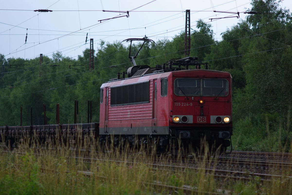 DB 155 224-9 zieht am 8.7.2015 unmittelbar vor Niedergang eines Gewitters ihren Güterzug durch Bochum Riemke