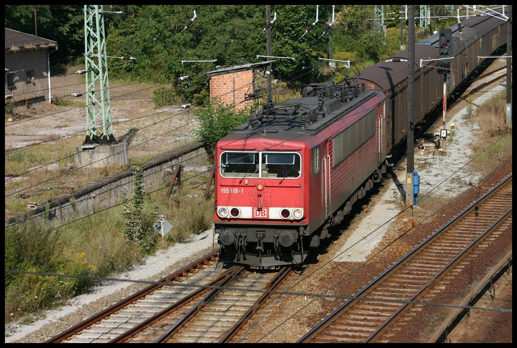 DB 155119-1 fährt hier am 24.9.2005 mit einem Güterzug aus dem Grenzbahnhof Guben nach Cottbus ab.