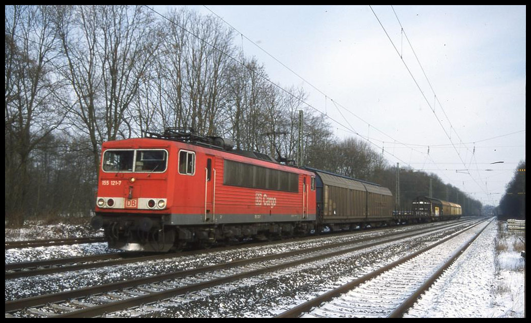 DB 155121-7 fährt hier am 1.2.2003 um 11.24 Uhr mit einem Güterzug in Richtung Münster durch den Bahnhof Natrup - Hagen.