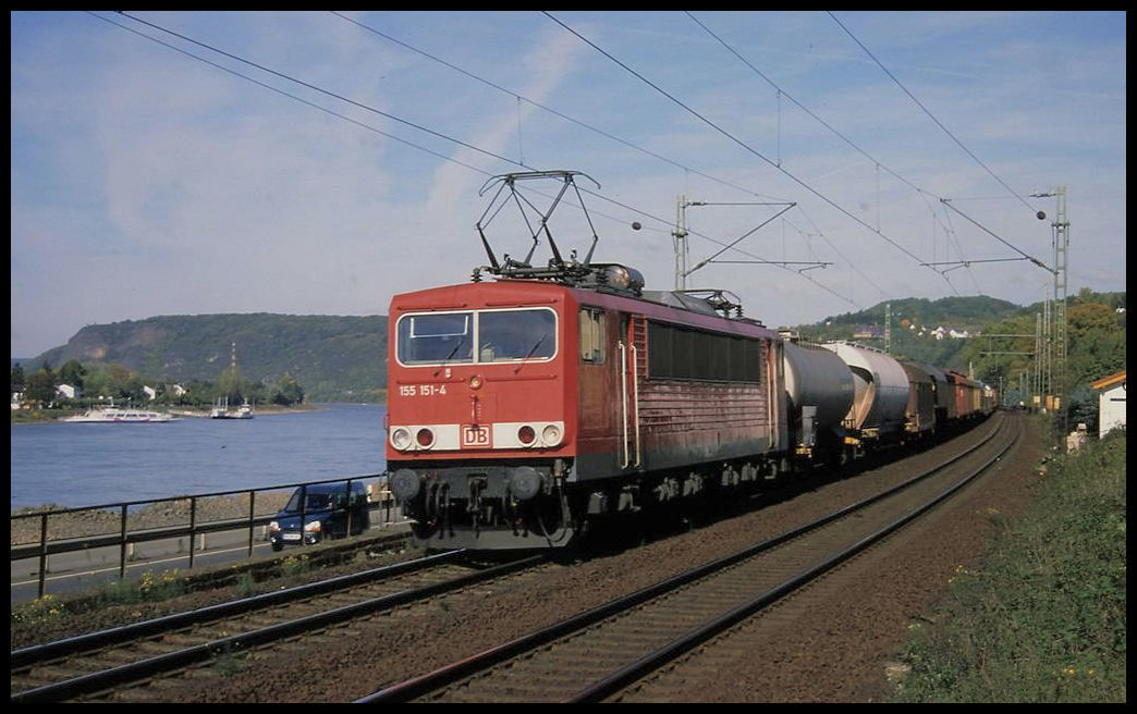 DB 155151-4 ist hier mit einem gemischten Güterzug bei Linz am Rhein am 14.10.2003 um 12.14 Uhr in Richtung Süden unterwegs.