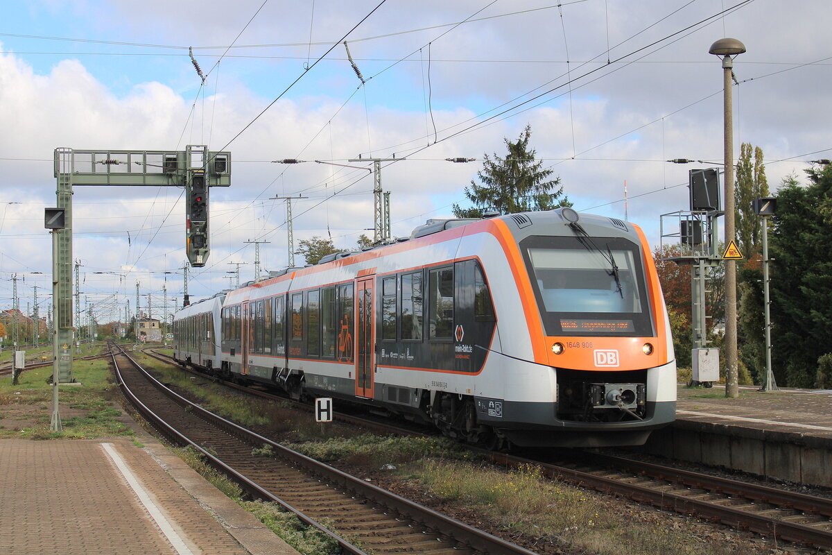 DB 1648 906 + 1648 935 als RB 80359 von Haldensleben nach Magdeburg Hbf, am 19.10.2026 in Magdeburg-Neustadt.