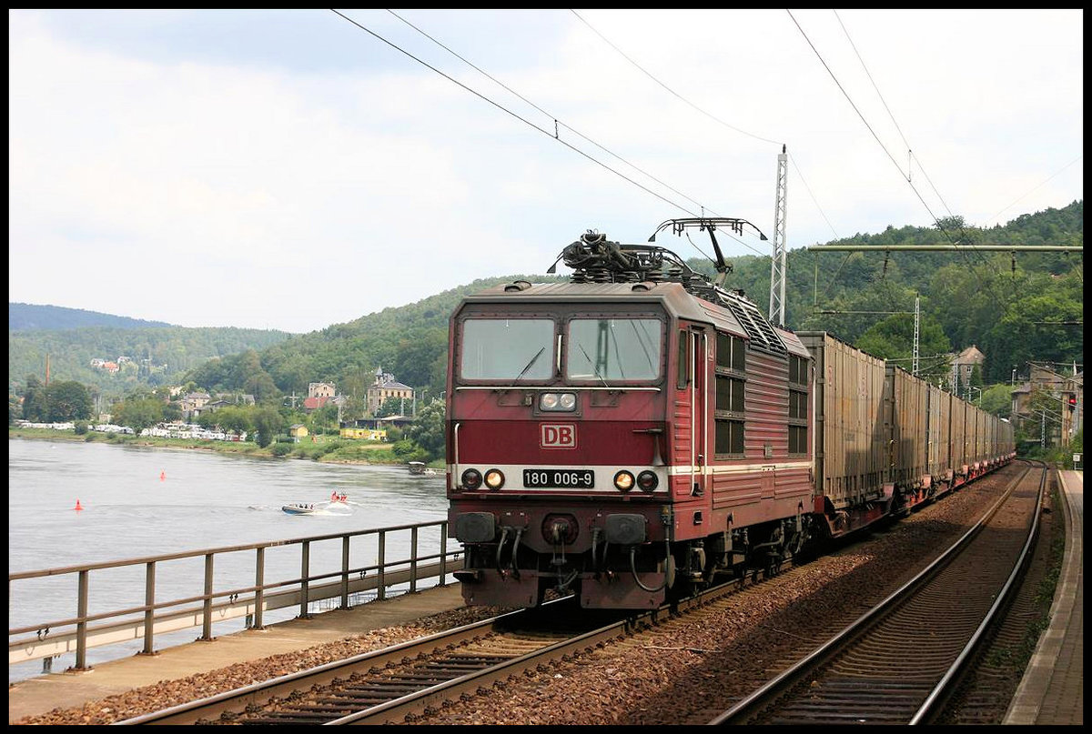 DB 180006-9 ist hier am Elbufer in Königstein am 27.8.2006 mit einem Container Zug in Richtung Dresden unterwegs. 