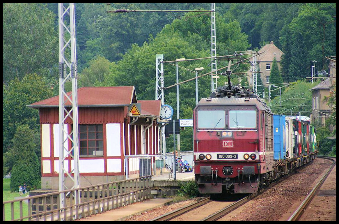 DB 180009-3 fährt hier elbabwärts am 27.8.2006 mit einem Container Zug durch den Bahnhof Königsstein.