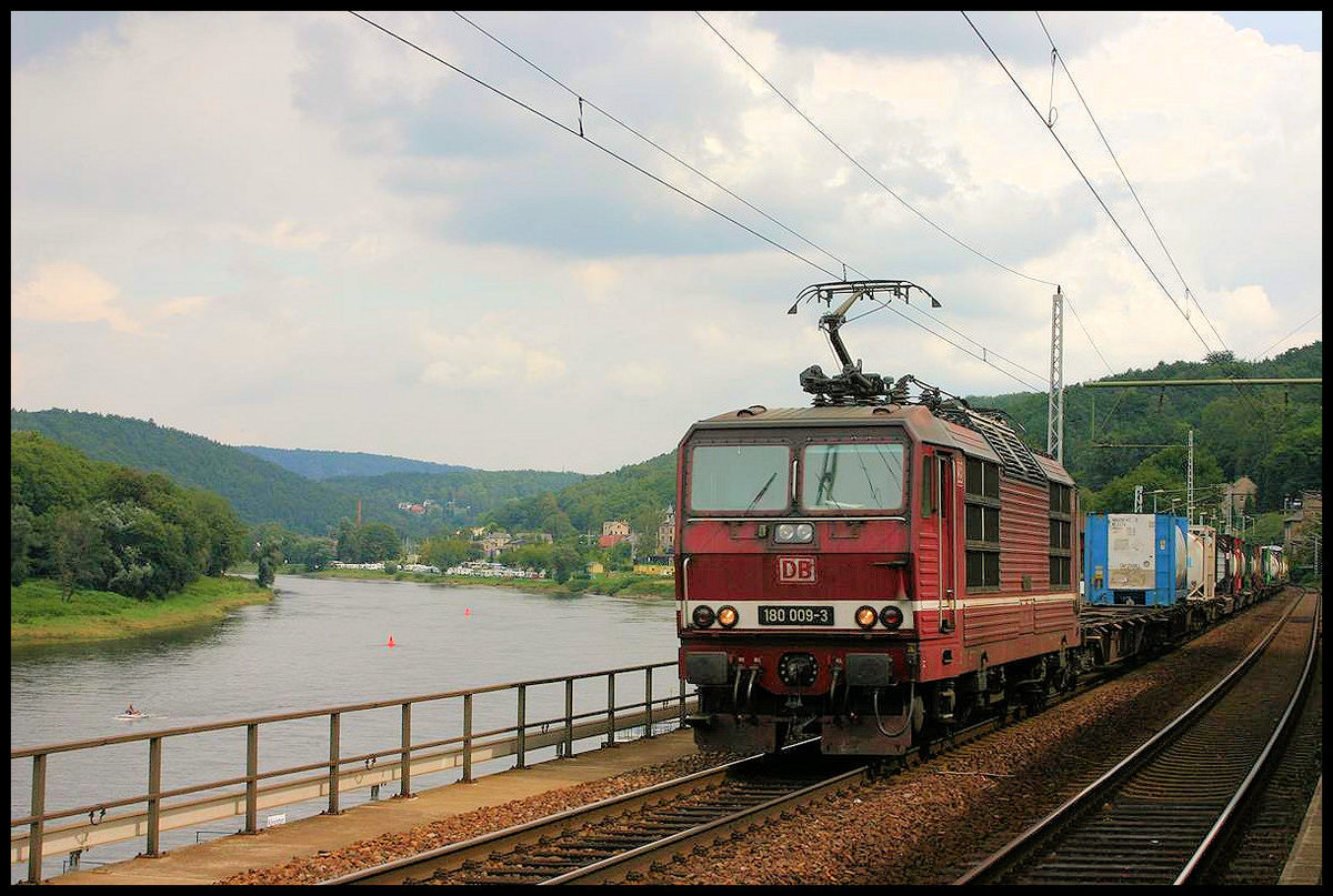 DB 180009-3 ist hier am Elbufer in Königstein am 27.8.2006 mit einem Container Zug in Richtung Dresden unterwegs. 