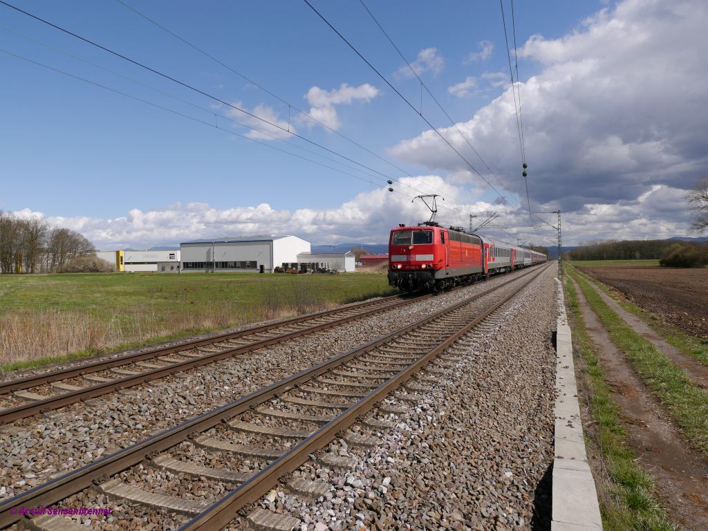 DB-181 220 ist mit EN452 (Moskau-Berlin-Paris) unterwegs gen Frankreich.

2013-04-12 Legelshurst 