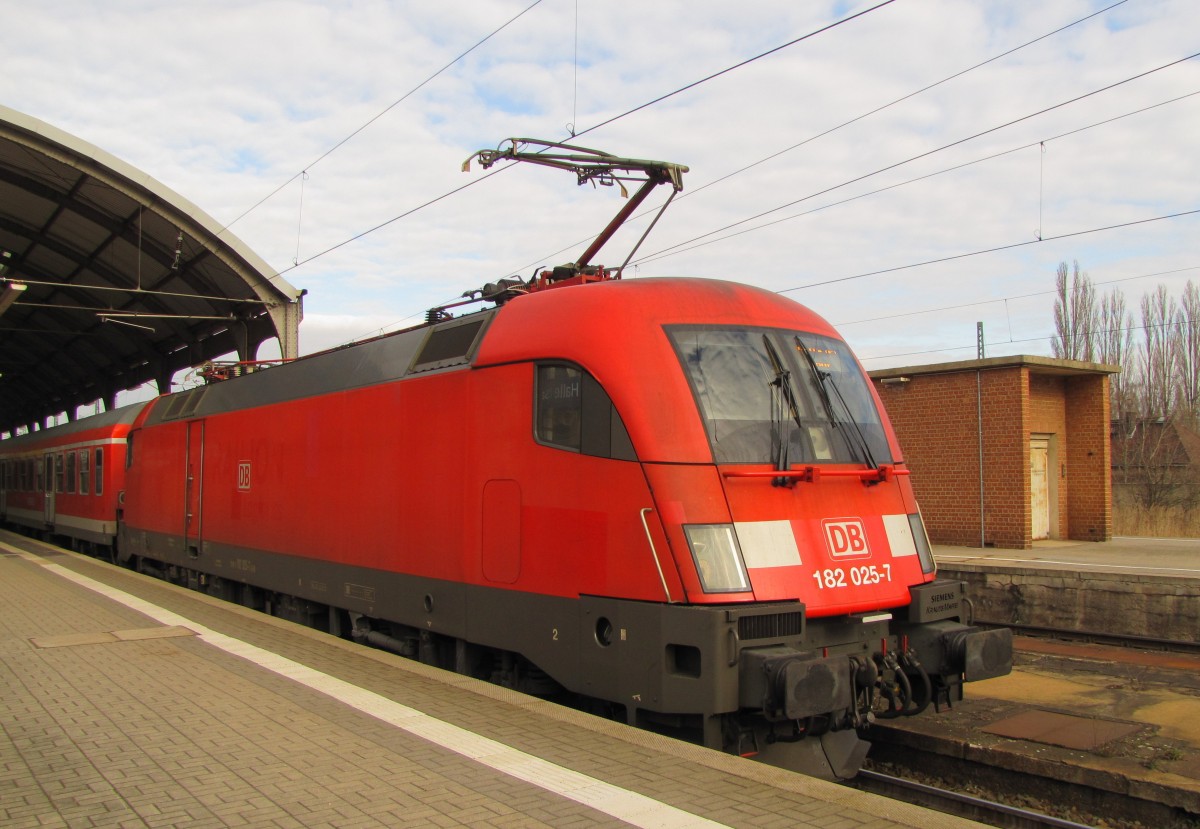 DB 182 025-7 mit der RB 16313 aus Eisenach, am 20.02.2014 in Halle (S) Hbf.