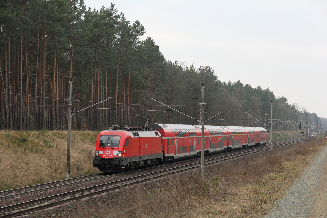 DB 182 025 hat den Bahnhof Fangschleuse mit dem RE 1 in Richtung Frankfurt (Oder) verlassen.
Aufnahmedatum: 24. März 2018