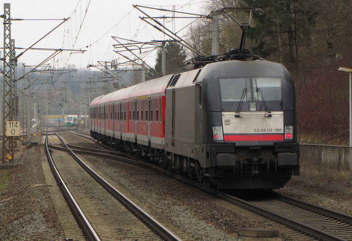 DB 182 565-2 mit der RB 16317 von Eisenach nach Halle (S) Hbf, am 08.04.2015 in Erfurt-Bischleben. Vom Bahnsteig aus fotografiert.