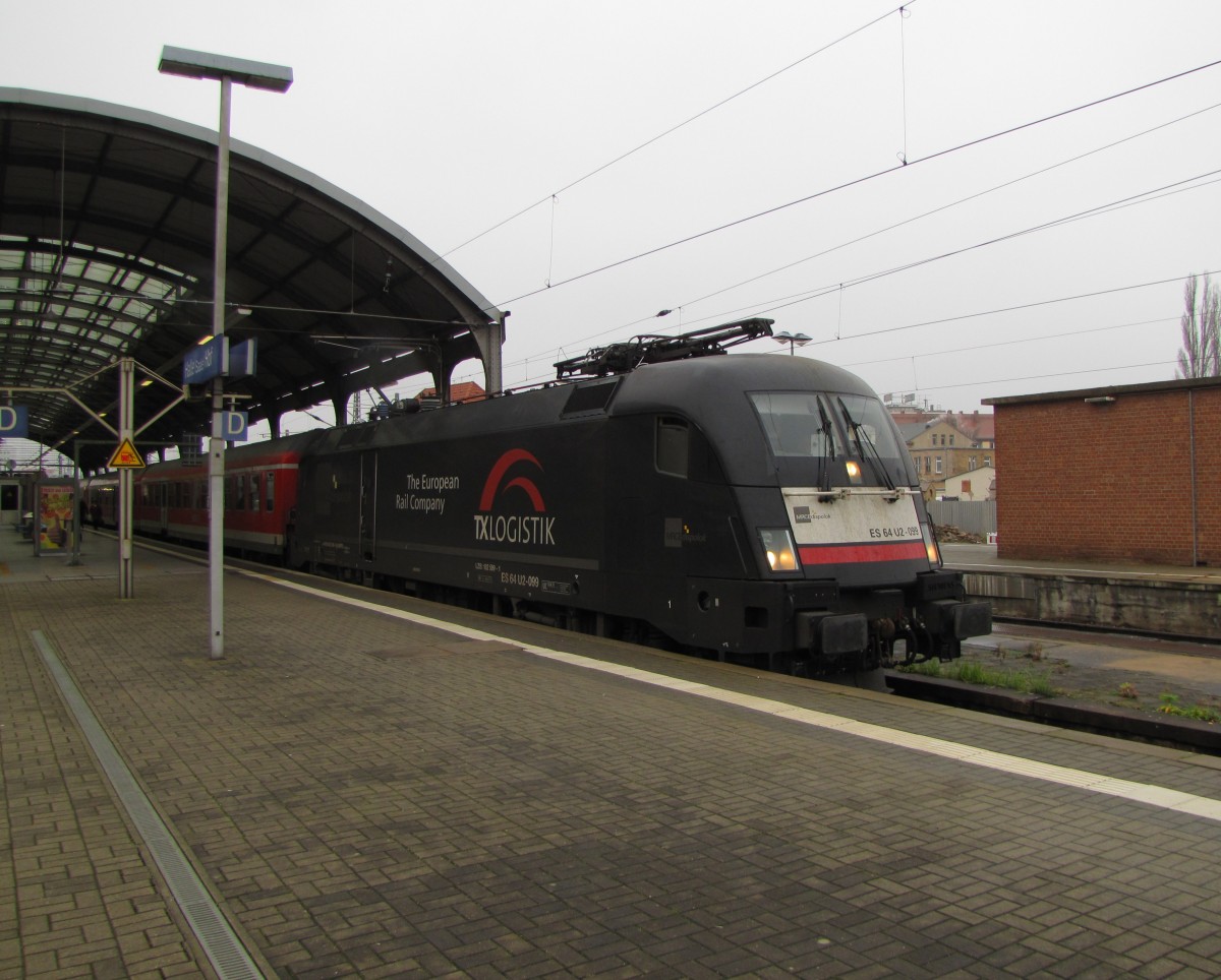 DB 182 599-1 mit der RB 16320 nach Eisenach, am 23.11.2015 in Halle (S) Hbf.