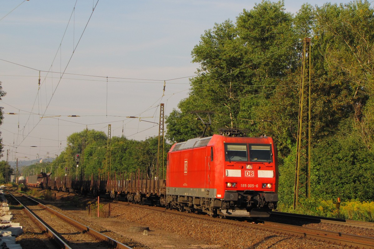 DB 185 005-6 mit einem gemischten Gterzug Richtung Grokorbetha, am 07.09.2013 in Naumburg (S) Hbf.