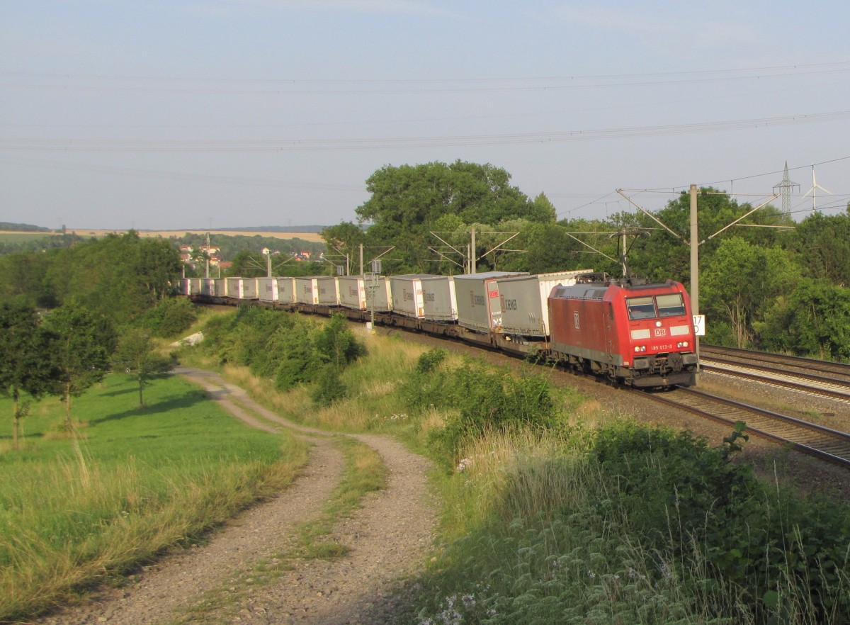DB 185 013-0 mit einem DB Schenker-KLV Richtung Eisenach, am 17.07.2015 bei Erfurt Bischleben.
