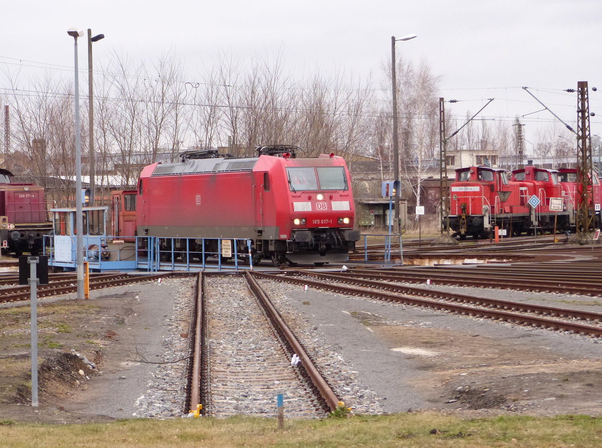 DB 185 017-1 am 28.01.2018 auf der Drehscheibe im Bw Leipzig Engelsdorf. Vom Hp aus fotografiert.