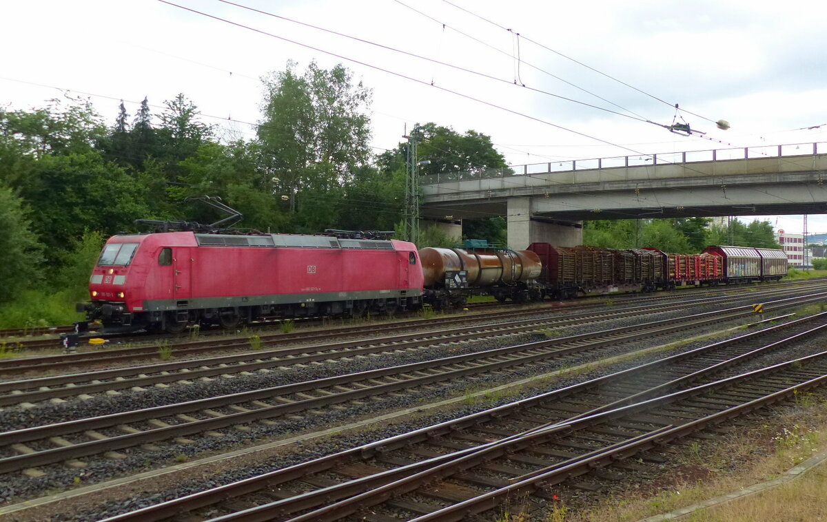 DB 185 021-3 mit einem Güterzug Richtung Bebra, am 30.06.2021 in Bad Hersfeld.