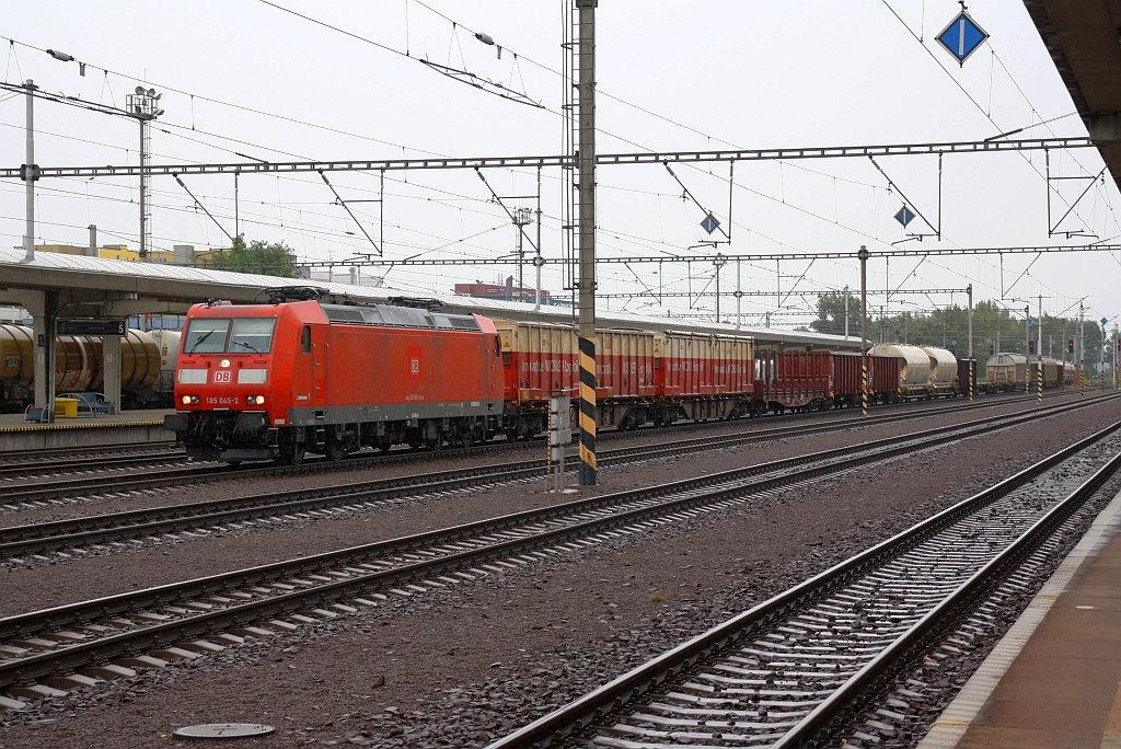 DB 185 045-2 rollt, wegen des Systemwechsels mit gesenktem Stromabnehmer, am 06.September 2019 in Bahnhof Bratislava Petrzalka.