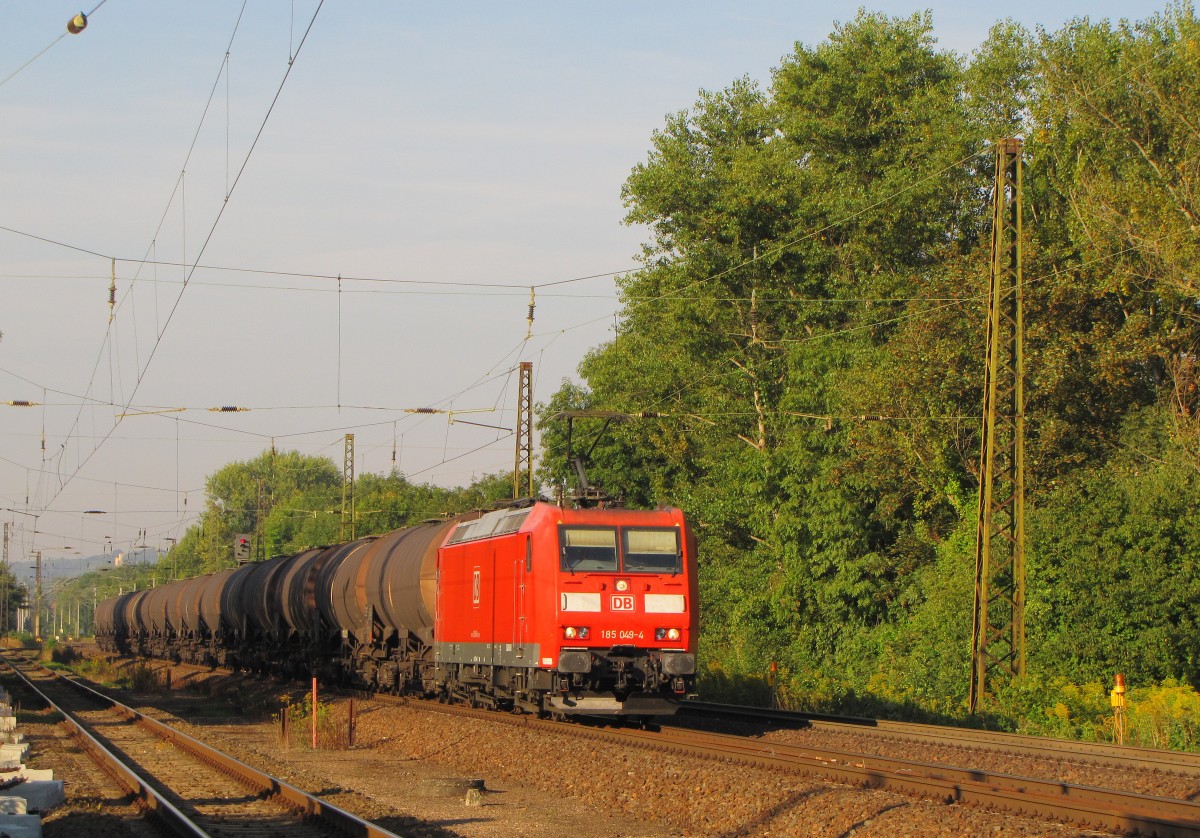 DB 185 049-4 mit Kesselwagen Richtung Grokorbetha, am 07.09.2013 in Naumburg (S) Hbf.