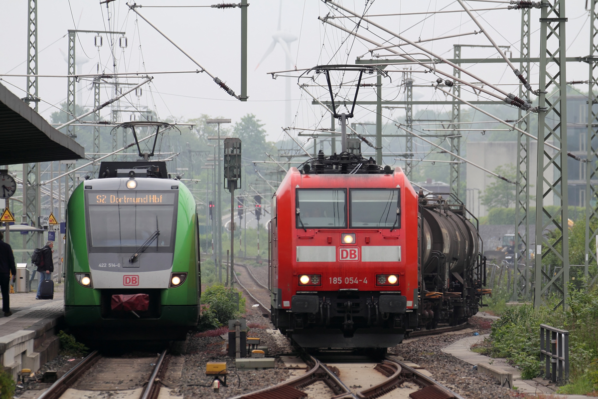 DB 185 054-4 und DB 422 514-0 an Gleis 4 als S2 nach Dortmund Hbf. in Recklinghausen vom Bahnsteigende Gleis 2+4 der in einer leichten Kurve liegt aufgenommen 20.5.2019