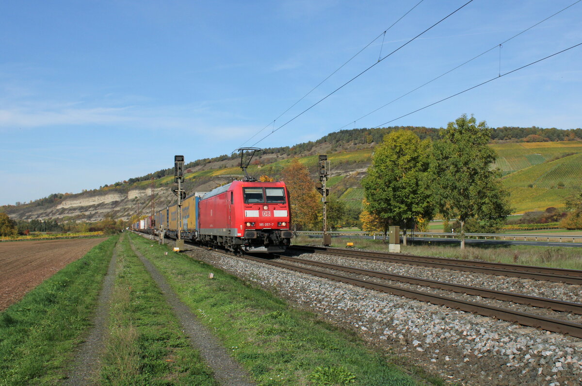DB 185 057-7 mit einem KLV Richtung Würzburg, am 17.10.2022 in Thüngersheim.