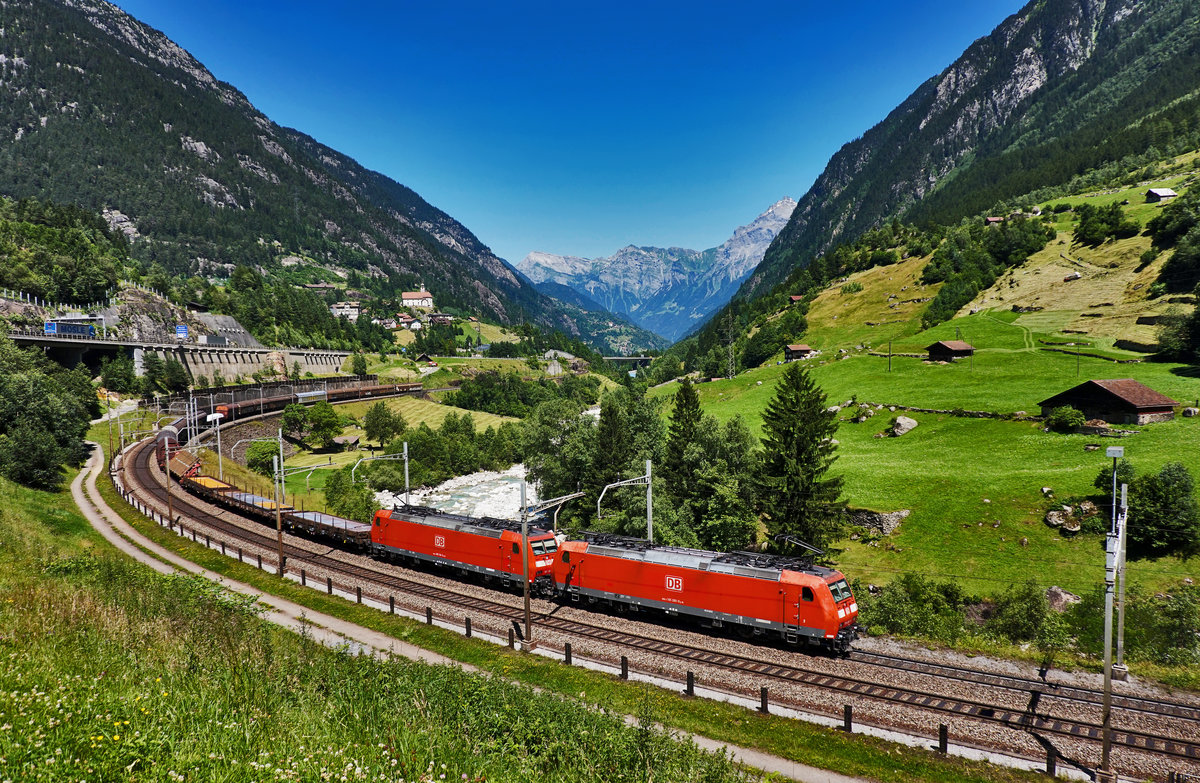 DB 185 090-8 und 185 138-5 durchfahren mit einem Mischer die Wattinger Kurve in Richtung Gotthard.
Aufgenommen am 19.7.2016.