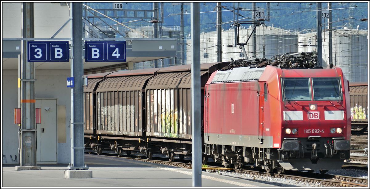 DB 185 092-4 mit abfahrbereitem Redbull Zug in Buchs SG. (29.06.2020)