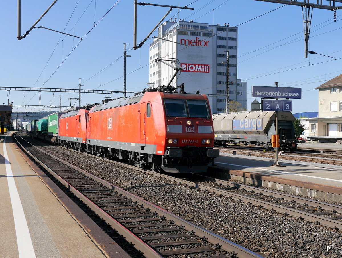 DB - 185 093-2 mit 185 096-5 mit Güterzug bei der durchfahrt im Bahnhof Herzogenbuchsee am 13.04.2017