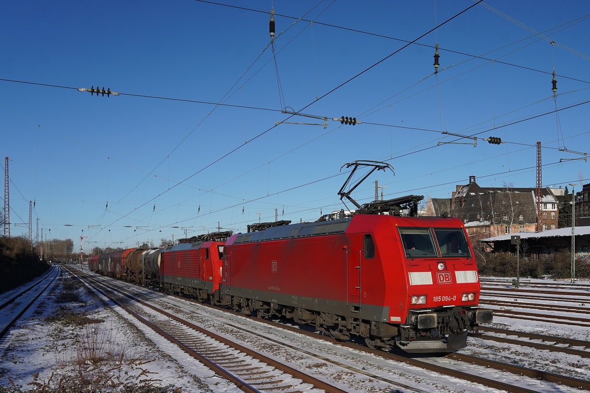 DB-185 094 fährt mit DB-189 089 und Güterwagen Richtung Süden.

2021-02-13 Düsseldorf-Rath