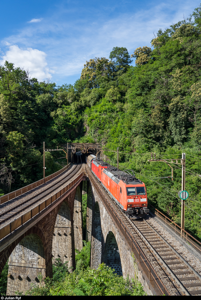 DB 185 096 und eine weitere 185 mit einem WLV-Zug Basel RB - Chiasso Smistamento am 19. Juni 2020 auf dem Piantorino-Viadukt an der Ceneri-Nordrampe.