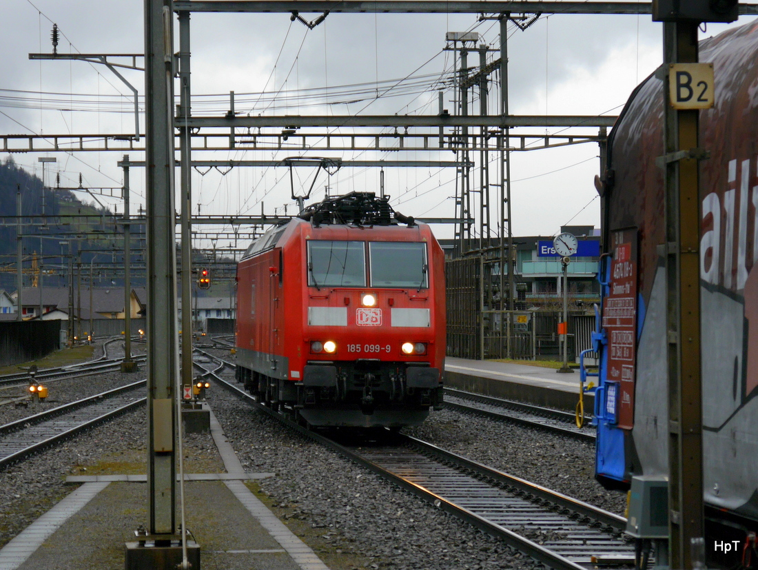 DB - 185 099-9 beim anfahren als Schiebelok über den Gotthard im Bahnhof Erstfeld am 27.02.2015