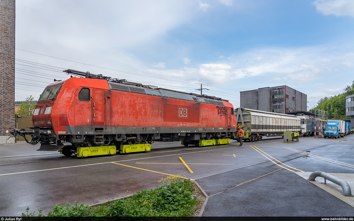 DB 185 118 / Ostermundigen, 3. Mai 2022<br>
Aufgrund eines Lagerschadens wird die Lok durch Railadventure mithilfe von Loco Buggies nach Deutschland überführt. Sie stand zuvor exakt ein halbes Jahr zuerst in Münsingen, dann in Ostermundigen auf dem Abstellgleis.