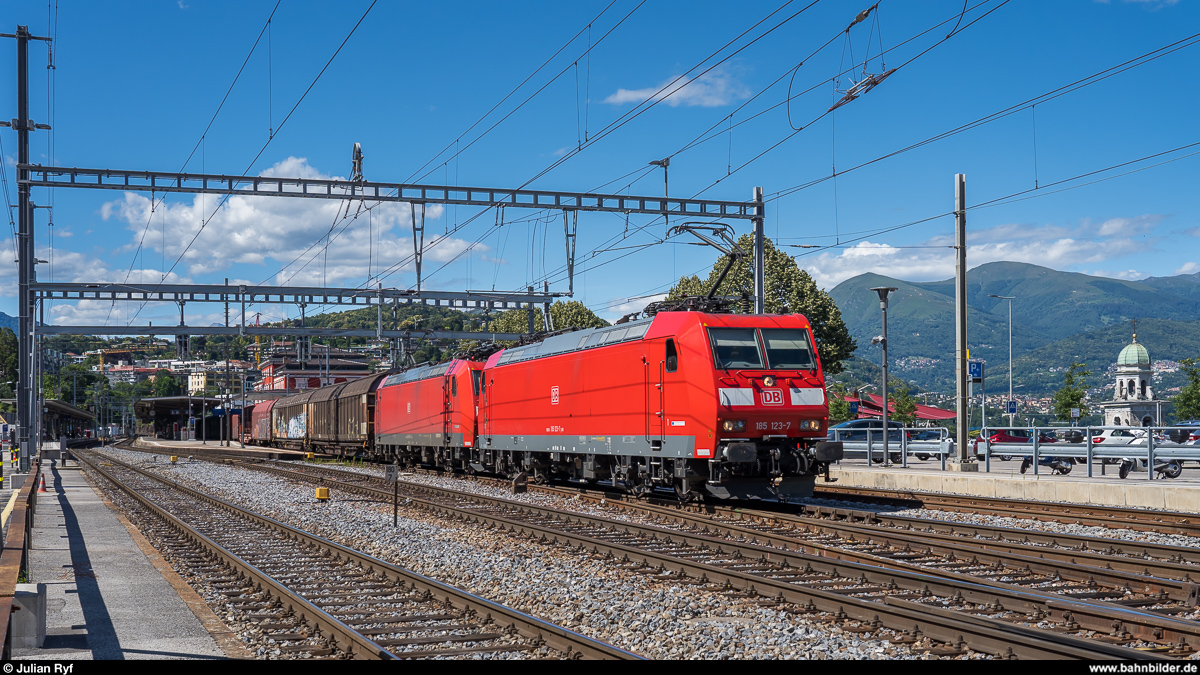 DB 185 123 und eine Schwesterlok mit einem WLV-Zug Mannheim - Chiasso am 20. Juni 2020 in Lugano.