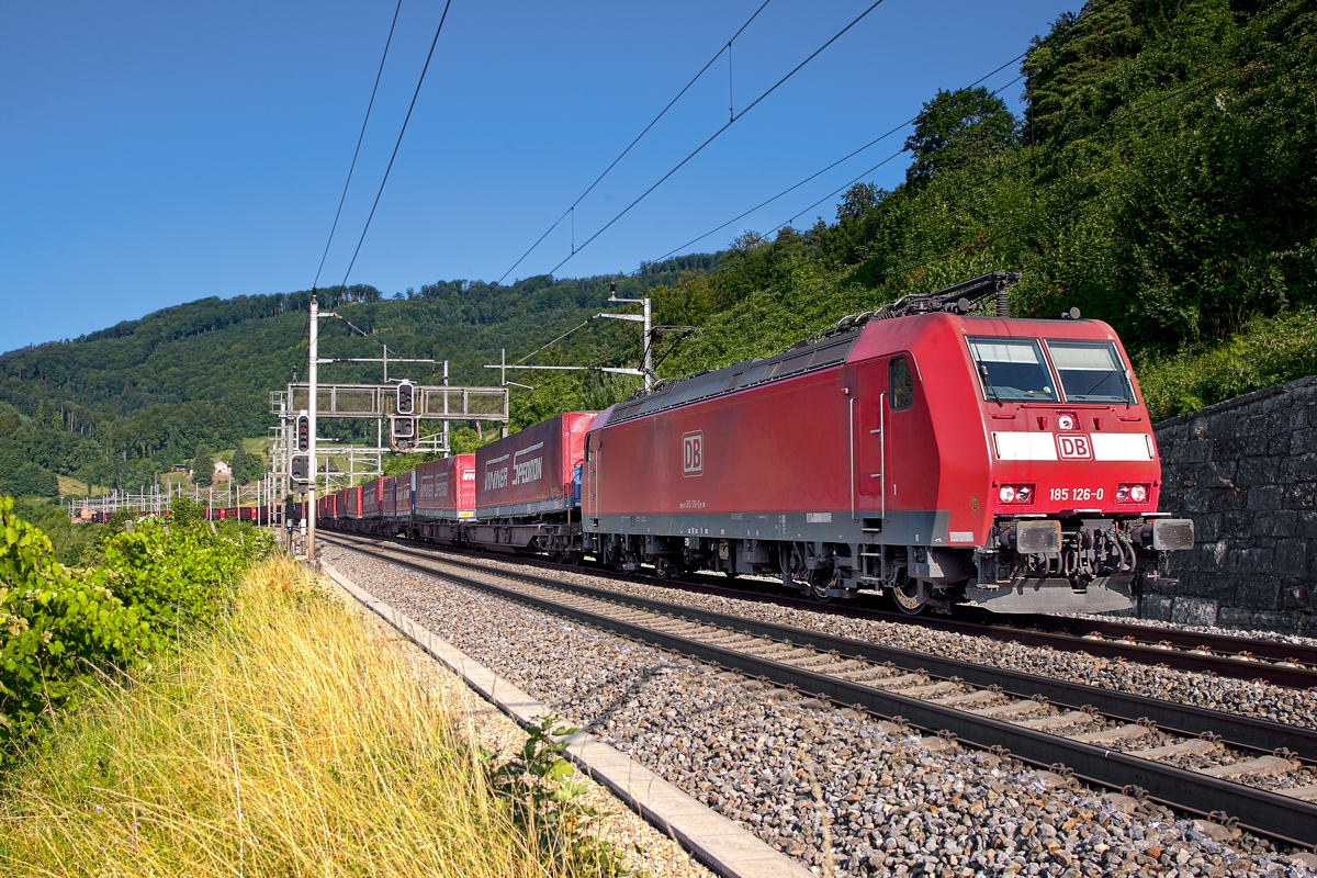 DB 185 126-0 donnert in Schinznach,am Fusse des Bözbergs,mit dem Spedition Winner UKV Zug vorüber.Bild vom 15.7.2015