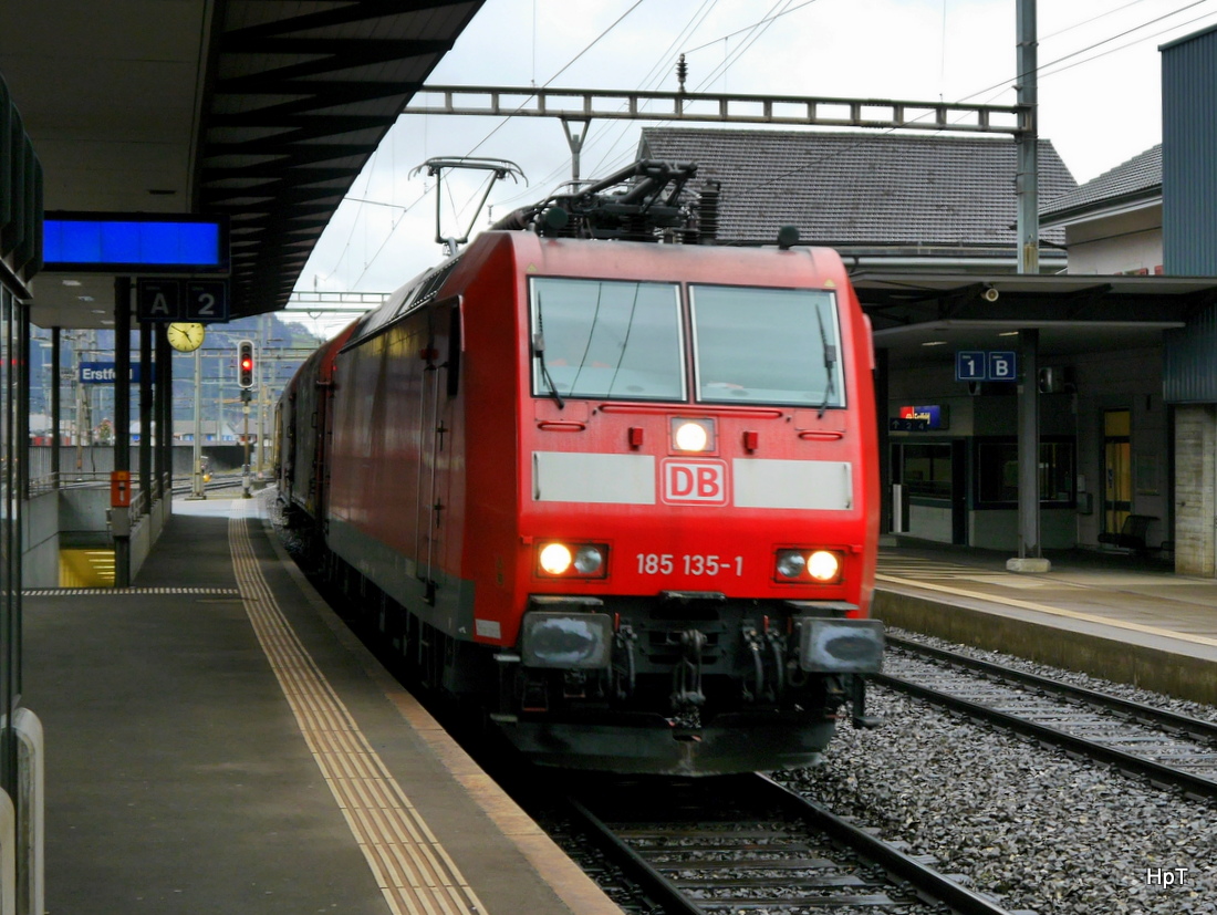 DB - 185 135-1 vor Güterzug bei der einfahrt in den Bahnhof Erstfeld am 27.02.2015