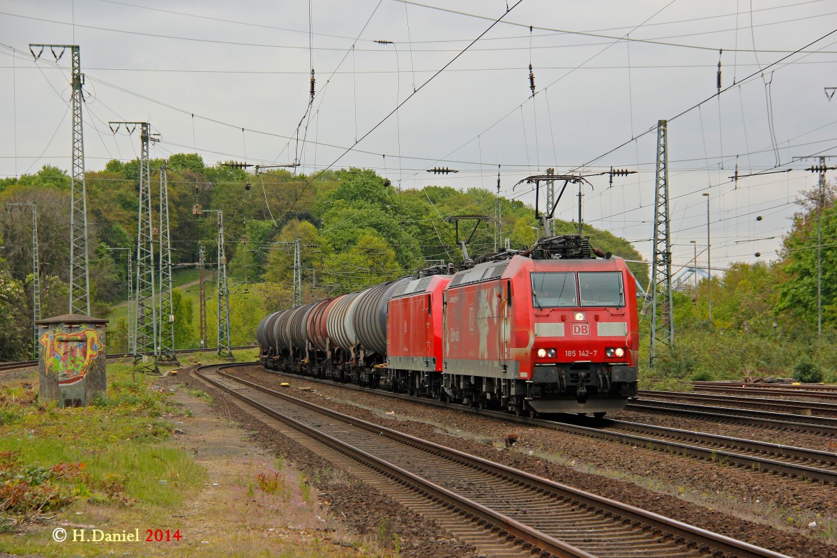 DB 185 142-7   Edelwei�  mit Kesselzug in K�ln West, April 2014.