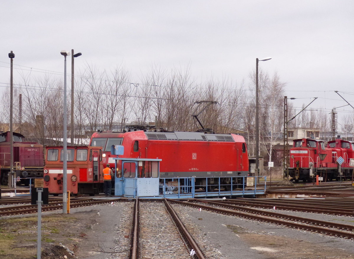 DB 185 155-9 mit dem ASF 49 am 28.01.2018 auf der Drehscheibe im Bw Leipzig Engelsdorf. Vom Bahnsteig aus fotografiert.