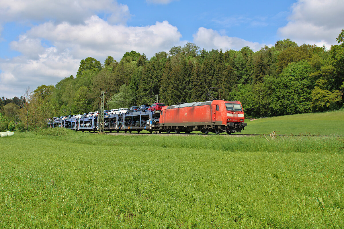 DB 185 155-9 zieht einen Autozug in Richtung Salzburg, hier gerade zwischen Bad Endorf und Prien am Chiemsee. (18.05.2023)