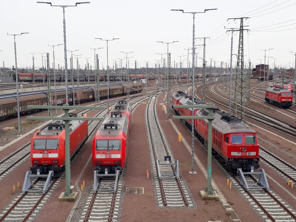 DB 185 158-3 + 145 074-1 + 232 209-7 pausieren am 29.02.2020 bei DB Cargo in Halle (S). Von der Berliner Brücke aus fotografiert.