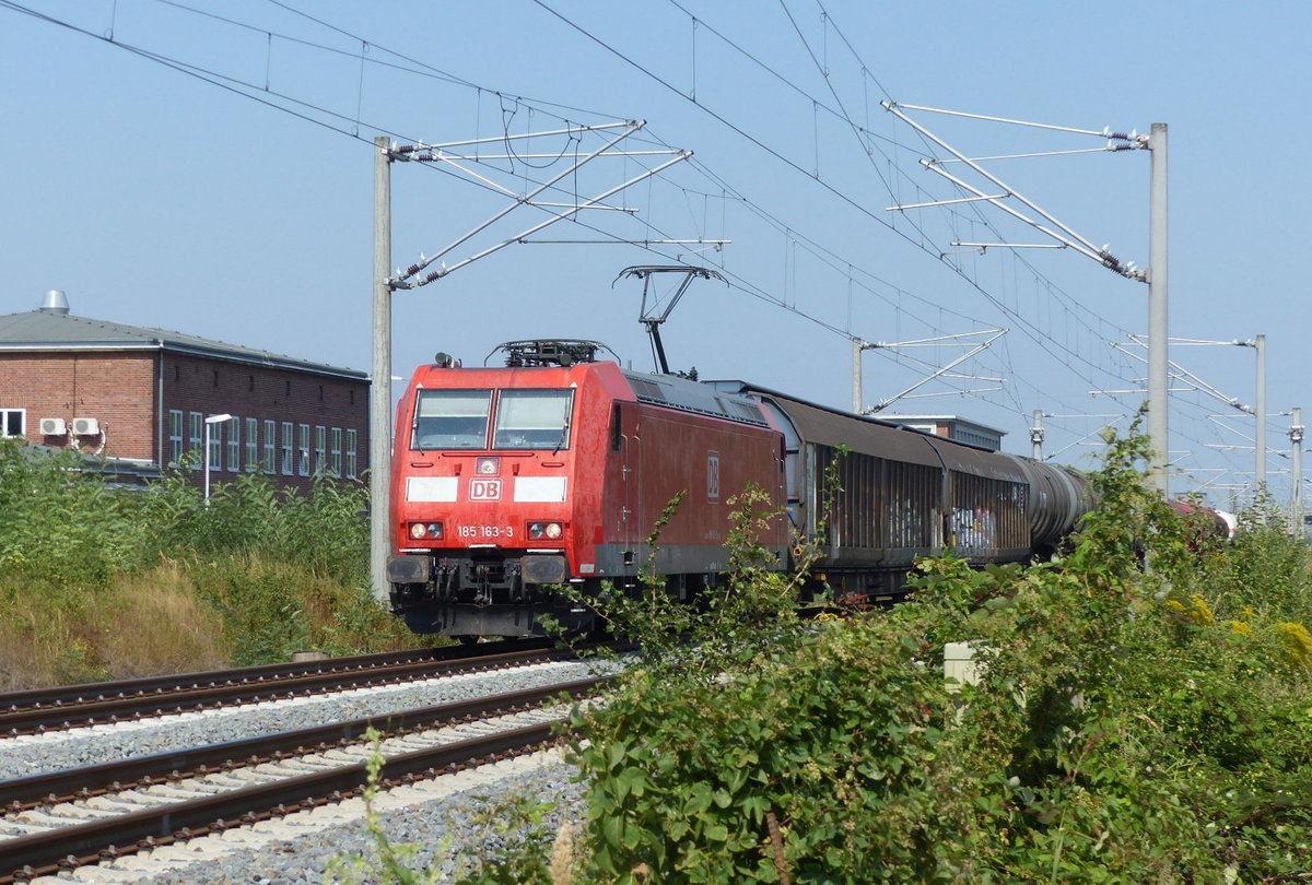 DB 185 163-3 mit einem gemischten Güterzug Richtung Bitterfeld, am 31.08.2019 in Dessau Süd.