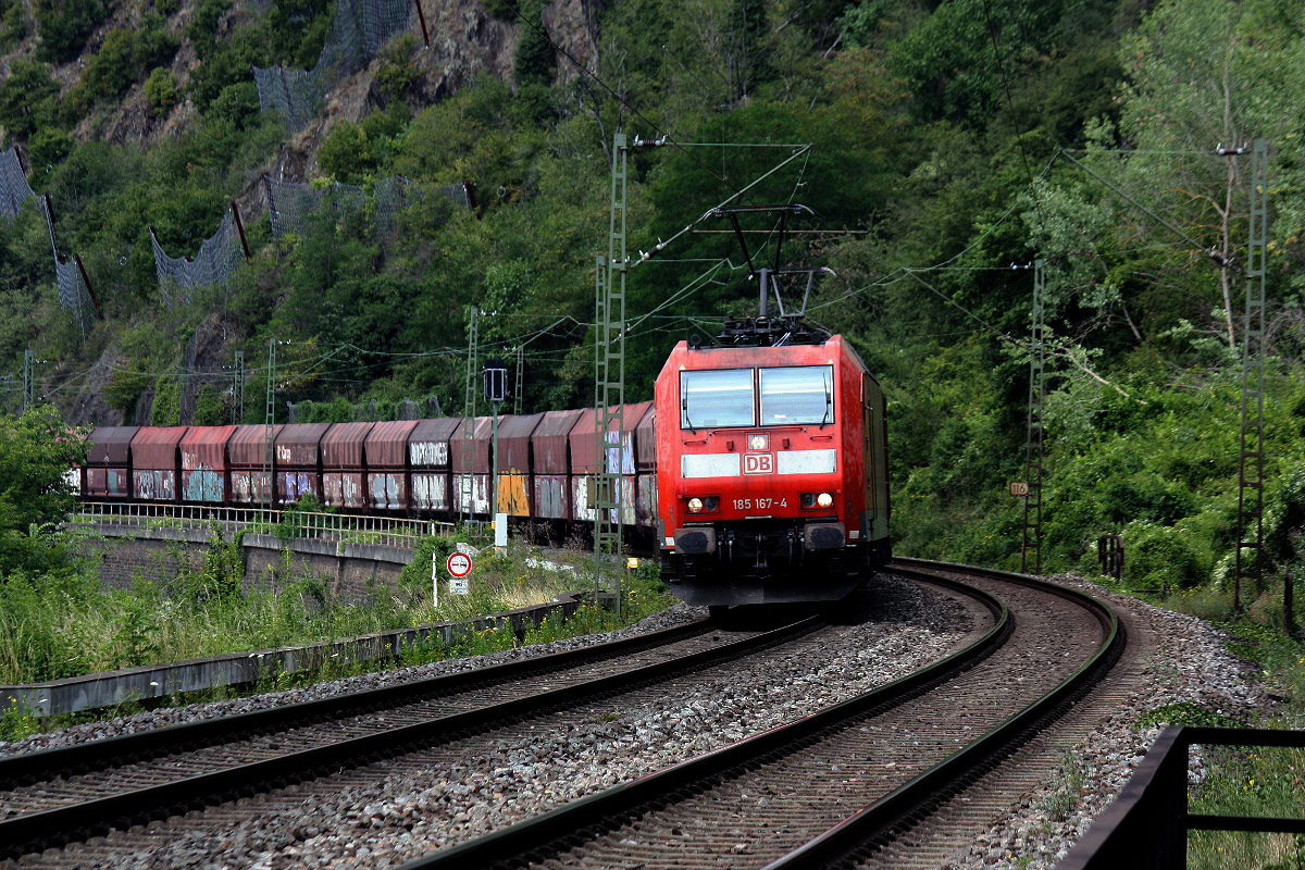 DB 185 167-4 am 14.07.2020 in Braubach durchs Rheintal in Richtung Kaub.  