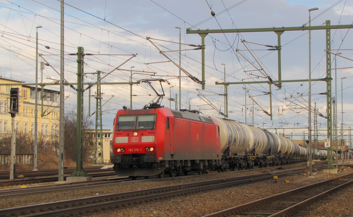 DB 185 178-1 mit Kesselwagen Richtung Erfurt, am 07.02.2014 in Weimar.