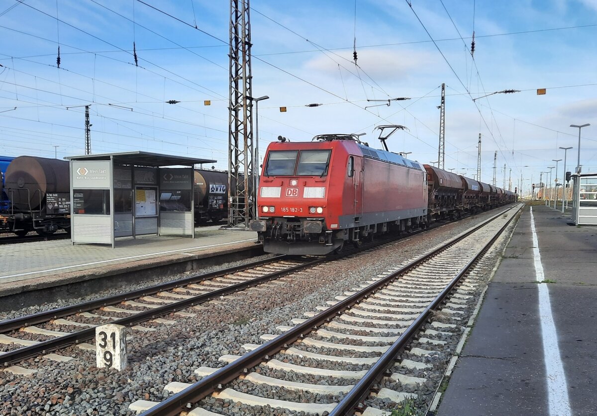 DB 185 182-3 mit einem Güterzug Richtung Naumburg (S), am 26.11.2021 in Großkorbetha.