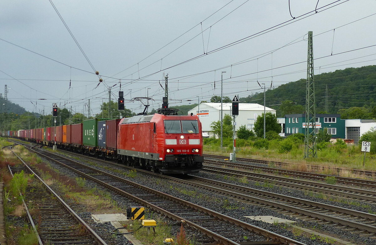 DB 185 193-0 mit Containerwagen Richtung Fulda, am 30.06.2021 in Bad Hersfeld.